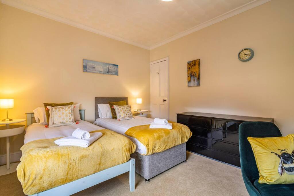 Traditional Quiet Townhouse With Two Bedrooms And Private Garden Great For Airport Crew And Professionals Лонг Итън Екстериор снимка